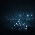 Ilustração futurista em tons de azul com elementos tecnológicos, representando a integração entre PostgreSQL e inteligência artificial.