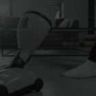 Imagem de um aspirador de pó sendo passado no chão de casa, simbolizando a limpeza automática realizada pelo Autovacuum no PostgreSQL.